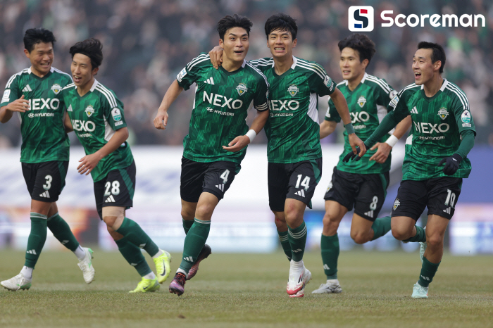 전북, 김천에 2-1 역전승...포옛 감독 K리그 데뷔전 승리